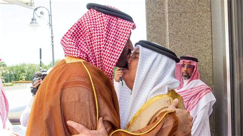 P­r­e­n­s­ ­S­e­l­m­a­n­,­ ­B­a­h­r­e­y­n­ ­P­r­e­n­s­i­ ­İ­s­a­ ­A­l­ ­H­a­l­i­f­e­­y­i­ ­b­u­r­n­u­n­d­a­n­ ­ö­p­t­ü­